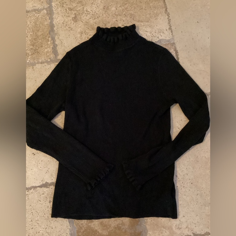 Express sweater turtleneck-SZ M
Pit to pit 14”
Length 22”
Sleeve 23”